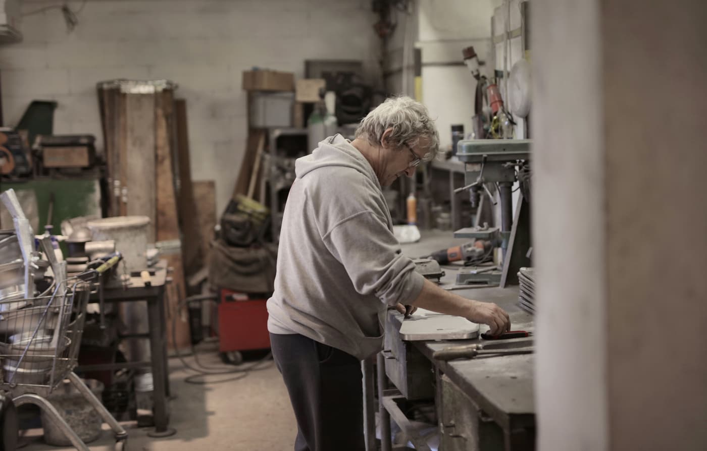 Artisan dans son atelier