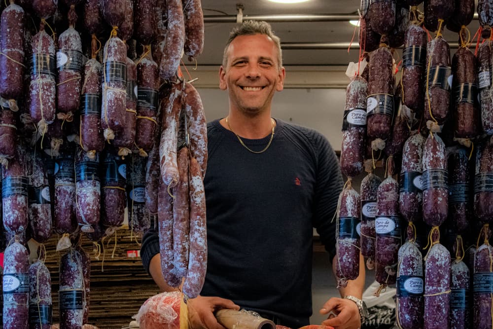Dirigeante de commerce dans sa boutique en début de saison