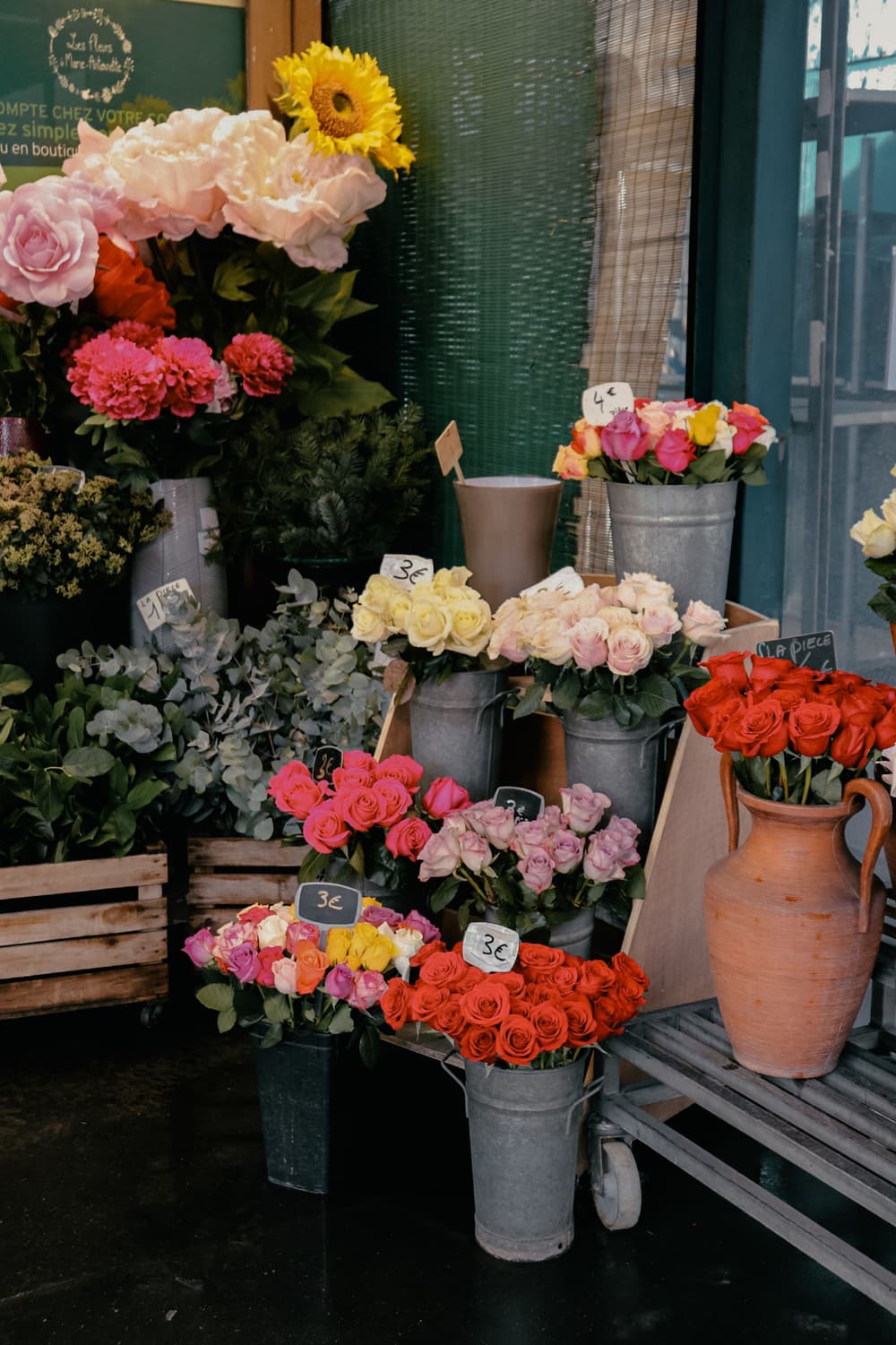 Étal d’un fleuriste : bouquets et prix à la pièce