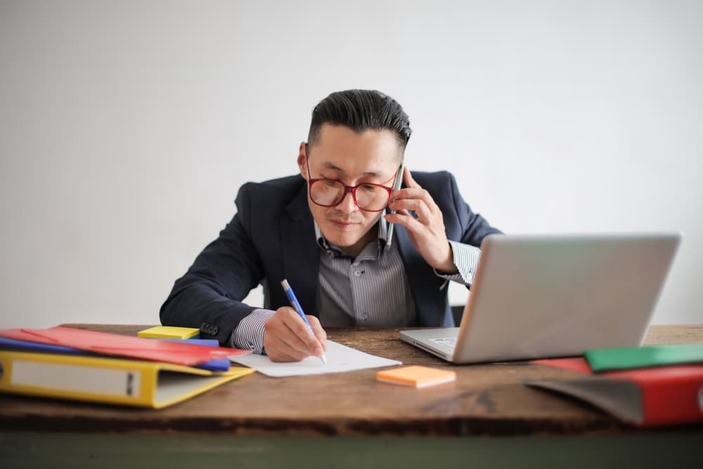 Expert-comptable au téléphone, dossier ouvert