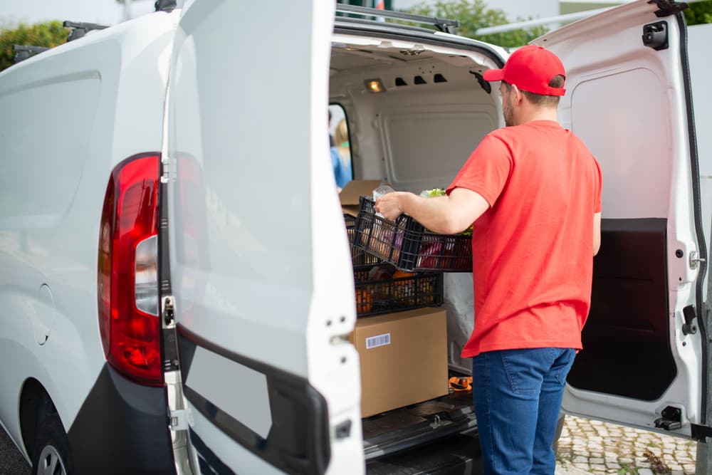 Livreur chargeant son utilitaire
